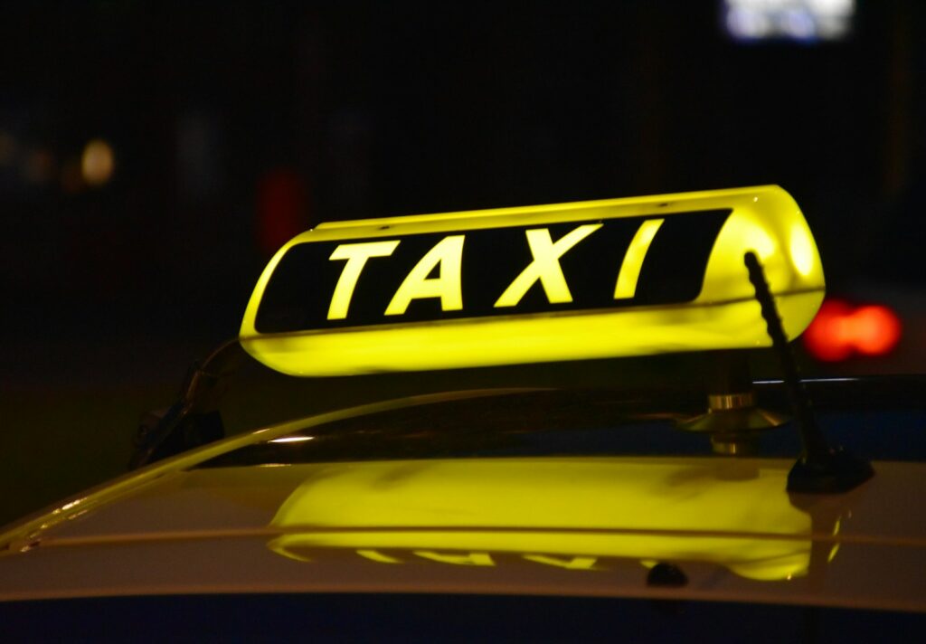 Taxibord op een wagen op Kos - tarieven 2026 starttarief 3 euro plus 1,50 euro per kilometer