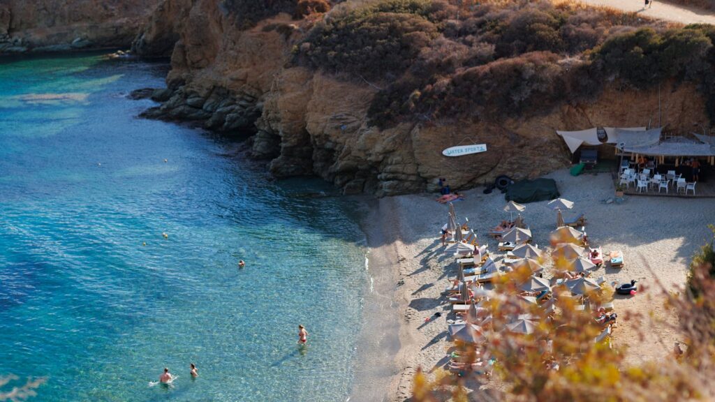 Het strand en de baai bij het centrum van Agia Pelagia op Kreta