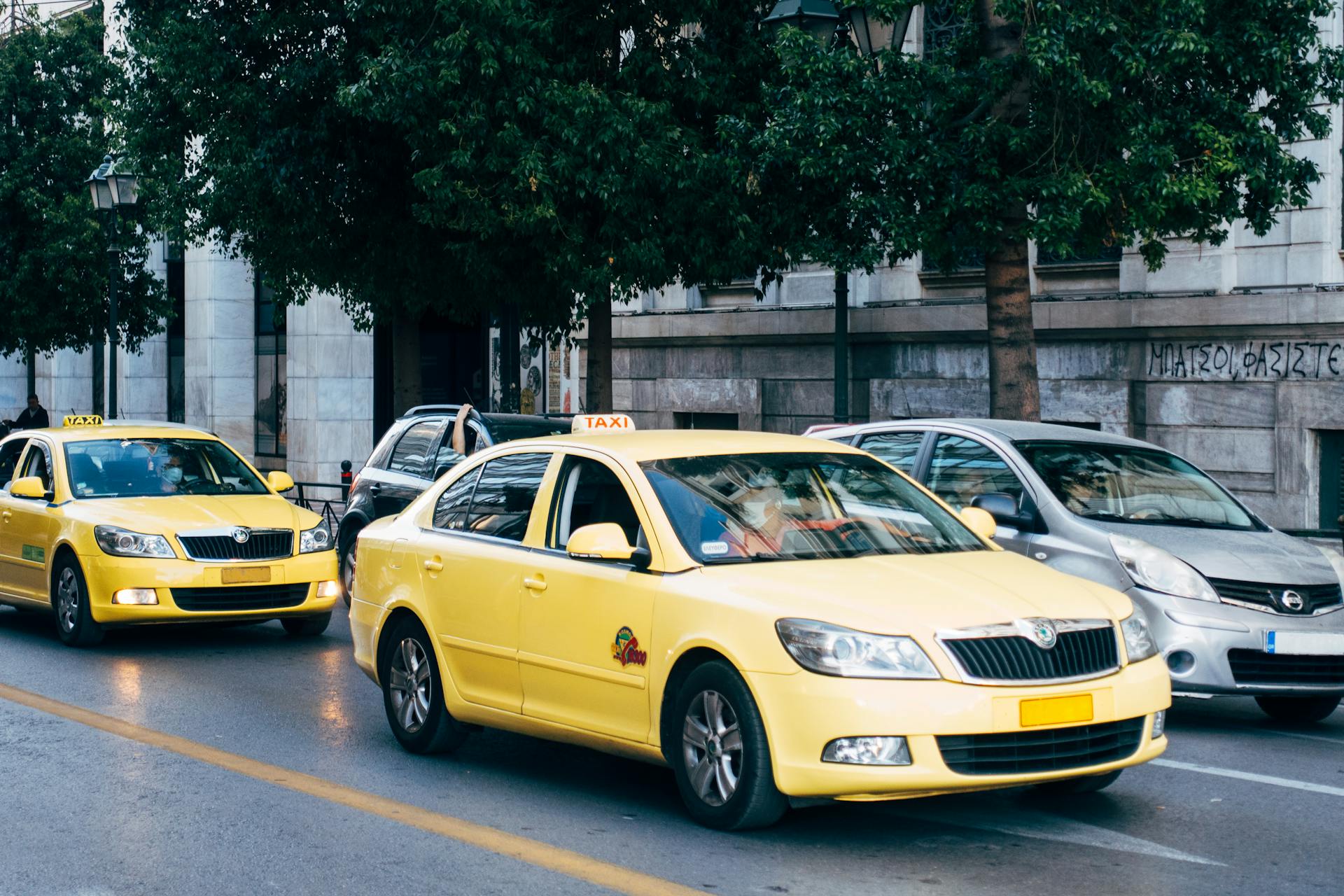 Gele Griekse taxi op straat - kosten taxi Kos