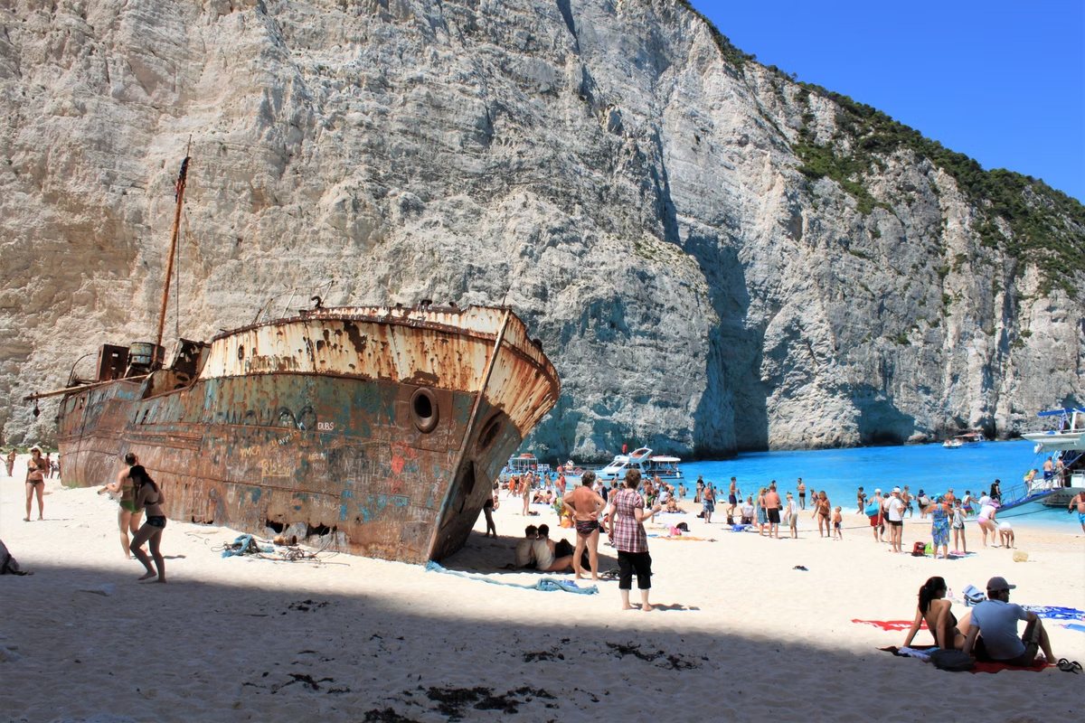 Het beroemde roestige scheepswrak op een strand op Zakynthos