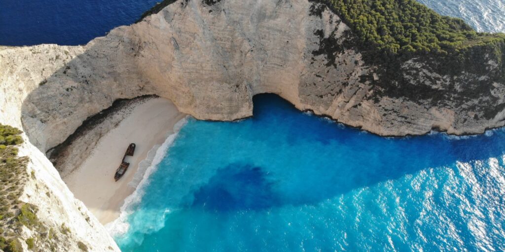 Baai met turquoise water en hoge witte kliffen op Zakynthos