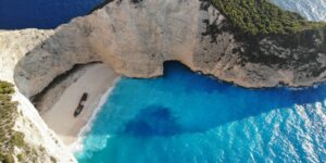 Baai met turquoise water en hoge witte kliffen op Zakynthos